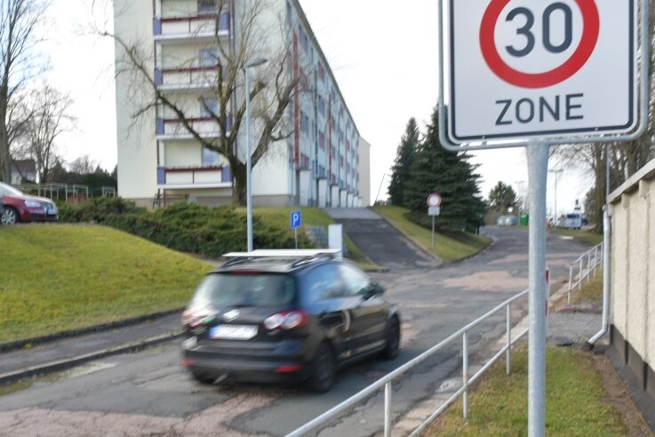 Eine bloße Sanierung der Straßendecke am Ring der Einheit in Brand-Erbisdorf, wie sie die Stadt vorgesehen hatte, reicht nicht aus. 