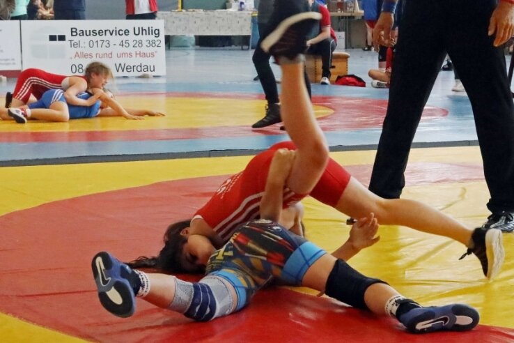 Ringer kämpfen sich zurück - Die Sporthalle am Gymnasium war fest in der Hand des Ringernachwuchses. Am Sonntag kämpften die Mädchen wie im Vordergrund Werdaus Sabina Abdurazakova (rot) gegen die Slowakin Sofia Kotrikova. 