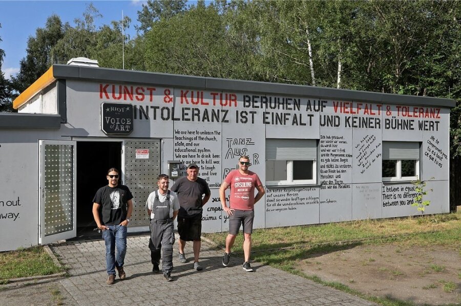 "Riot" in Lichtenstein mit frischem Antlitz - Nicht nur vor, sondern auch im und hinter dem "Riot" haben Lars Wagner, Norman Hartwig, Ilko Neubert, Norman Heißing (v.l.) und ihre Kollegen vom Verein "Voice of Art" ganze Arbeit geleistet. 