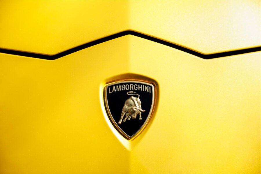 Riskant und aggressiv: Lamborghini-Fahrer gerät auf der A 72 ins Visier der Polizei - Ein Lamborghini fiel auf der Autobahn negativ auf. (Symbolbild)
