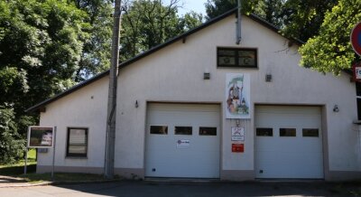 Risse am Gerätehaus - Das Leubnitzer Feuerwehrgerätehaus. 