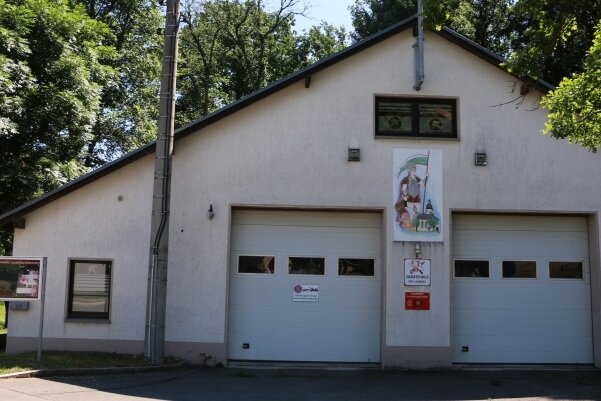 Risse am Gerätehaus - Das Leubnitzer Feuerwehrgerätehaus. 