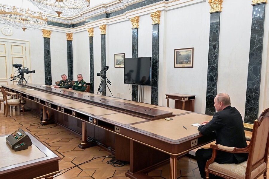 Risse in Putins Machtgefüge? - Russlands Präsident Wladimir Putin (rechts) am 27. Februar bei einem Treffen mit Verteidigungsminister Sergej Schoigu (2. v. l.) und Generalstabschef Waleri Gerassimow im Kreml. 