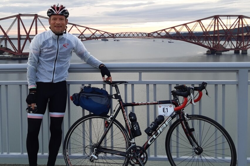 Jens Ritter fuhr mit dem Rennrad von London nach Edinburgh in Schottland und wieder zurück. In der schottischen Hauptstadt konnte der Plauener Radfahrer den Sonnenaufgang hinter der berühmten Forth Bridge bewundern - nur eines von vielen Highlights auf seiner anstrengenden Reise. 