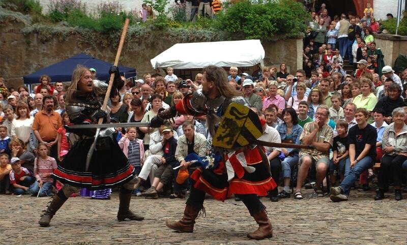 Ritterfest läutet Zeitreise ein - 
              <p class="artikelinhalt">Die spannenden Kämpfe der Ritter von Rekruti begeisterten beim Ritterfest das Publikum. </p>
            