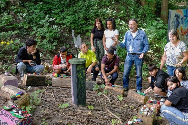 Rittergut Ehrenberg setzt bei Integration von Jugendlichen auf Naturnähe - Pier Giorgio Furlan (5. v. r.) begrüßte die Schüler von DaZ-Lehrerin Ines Hofmann (4. v. r.) aus Mittweida im Park am Rittergut Ehrenberg. 