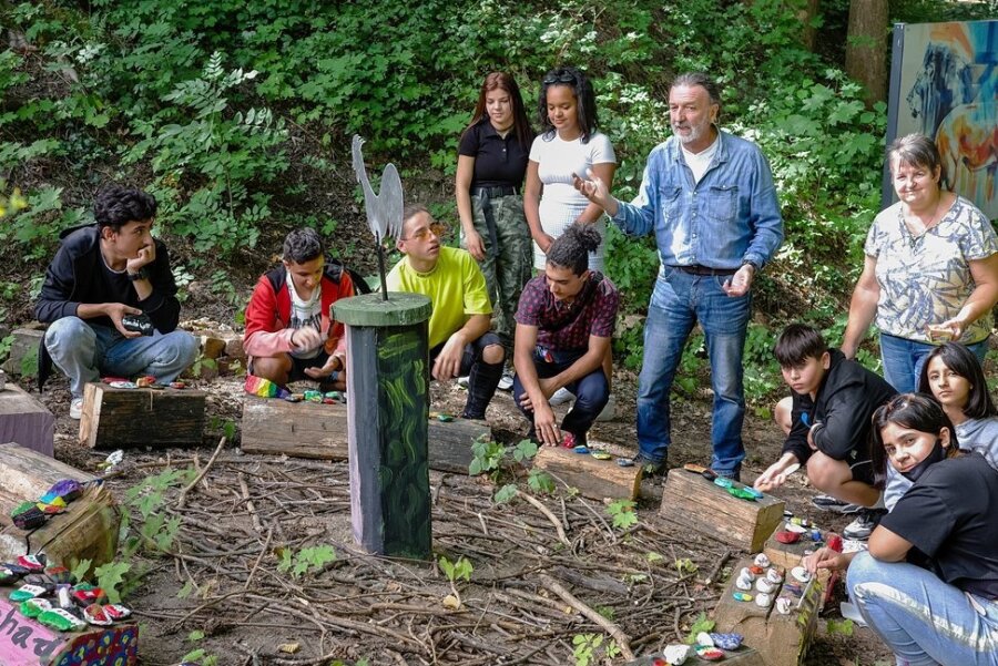Rittergut Ehrenberg setzt bei Integration von Jugendlichen auf Naturnähe - Pier Giorgio Furlan (5. v. r.) begrüßte die Schüler von DaZ-Lehrerin Ines Hofmann (4. v. r.) aus Mittweida im Park am Rittergut Ehrenberg. 
