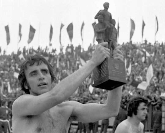 Ritterschlag für Fußball-Legenden - Moment für die Ewigkeit: Jürgen Croy 1975 mit dem Pokal nach dem Sieg gegen Dresden. Die Trophäe wird derzeit nachgebildet und kommt in einer überdimensionalen Ausführung als Blickfang ins Legenden-Eck. 