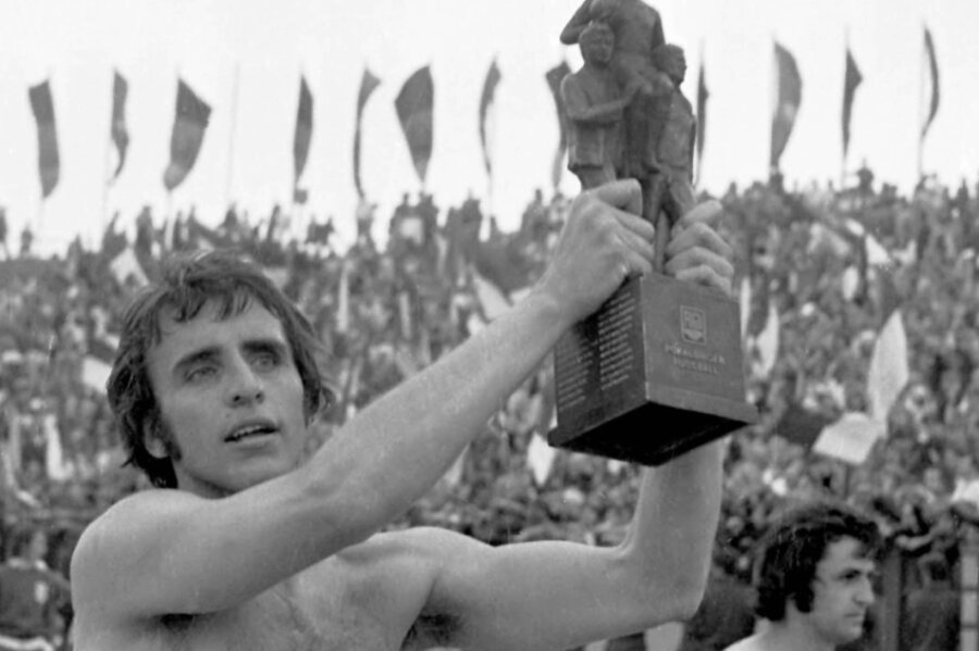 Ritterschlag für Fußball-Legenden - Moment für die Ewigkeit: Jürgen Croy 1975 mit dem Pokal nach dem Sieg gegen Dresden. Die Trophäe wird derzeit nachgebildet und kommt in einer überdimensionalen Ausführung als Blickfang ins Legenden-Eck. 