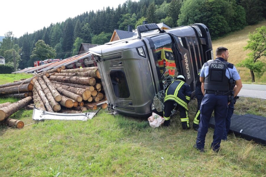 Rittersgrün: Holztransporter kippt in den Straßengraben – Fahrer verletzt - Der Fahrer des Lastzugs wurde bei dem Unfall verletzt und musste vom Rettungsdienst ins Krankenhaus gebracht werden.
