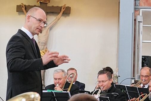 Rittersgrün: Taktstock bleibt in der Familie - So ist es ab sofort: Jan Giera dirigiert, Vater Gottfried Giera (rechts vom Pult) spielt Posaune im Rittersgrüner Posauenchor. 