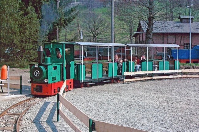 Der Zug der Rittersgrüner Feldbahn bei einer seiner ersten Fahrten.  