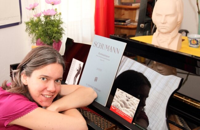 <p class="artikelinhalt">Die in München lebende Pianistin Heike-Angela Moser mit der Büste, die ihren berühmten Ur-Ur-Uropa Robert Schumann zeigt. </p>