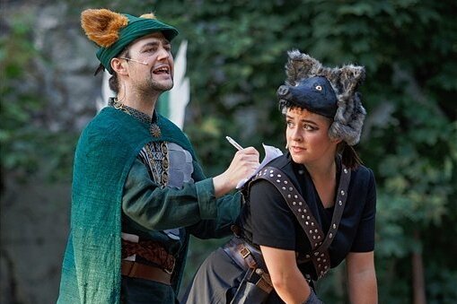 Benjamin Muth als Robin Hood und Luisa Maria Bruer bestehlen auf der Naturbühne Greifensteine in Ehrenfriedersdorf die Reichen und beschenken die Armen. 