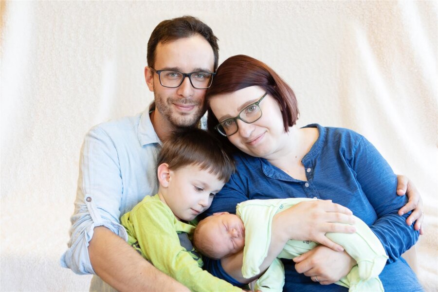 Robin ist bereits das 300. Baby auf der Plauener Geburtenstation in diesem Jahr - Familie Müller aus Selbitz hat Zuwachs bekommen. Robin komplettiert die Familie mit dem vierjährigen Jonathan und den Eltern Andreas und Anastasiia Müller.