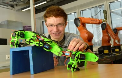 Roboter als Retter in schwieriger Mission - Willi Zschiebsch (19) hat einen Rettungsroboter mit bionischem Laufsystem entwickelt, der bei Katastropheneinsätzen Hindernisse überwinden könnte. Später möchte der junge Forscher gern promovieren.