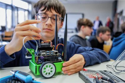 Roboter halten im Glauchauer Gymnasium Einzug - Damian Tröger aus der Klasse 10 b montiert das Robotor-Fahrzeug, das mit Künstlicher Intelligenz versehen werden soll.