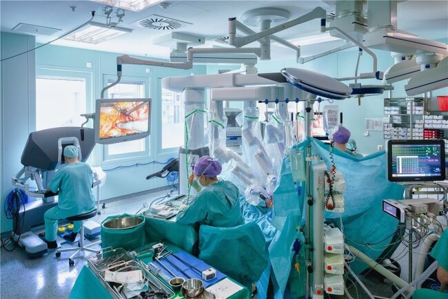 Mit dem Rücken zum Patienten und trotzdem alles im Blick: Professor Christian Thomas und sein Team während einer Prostata-OP mit dem Robotersystem da Vinci. 
