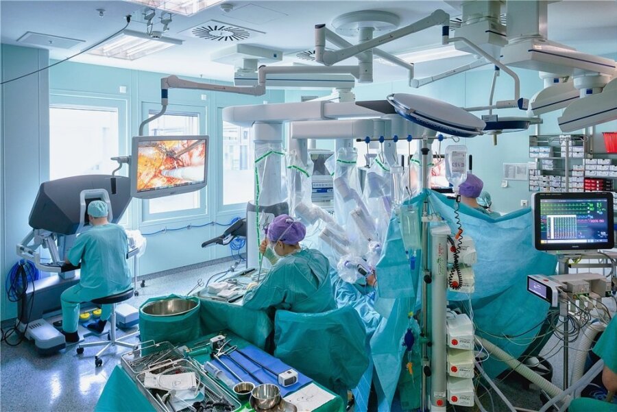 Mit dem Rücken zum Patienten und trotzdem alles im Blick: Professor Christian Thomas und sein Team während einer Prostata-OP mit dem Robotersystem da Vinci. 