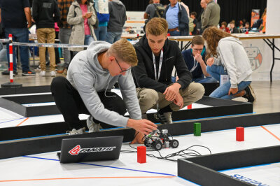 104 Teams sind am Wochenende beim Deutschlandfinale der World Robot Olympiad in Chemnitz angetreten, darunter zwei Mannschaften aus Chemnitz. Sie programmierten ihre Roboter so gut, dass sie in der Kategorie "Future Engineers" (Künftige Ingenieure) die Ränge 1 und 2 belegten. Es gewannen Lenny Stelzmann (links) und Fabian Zänker vom Team MacRobot. Sie dürfen nun beim Weltfinale an den Start gehen.