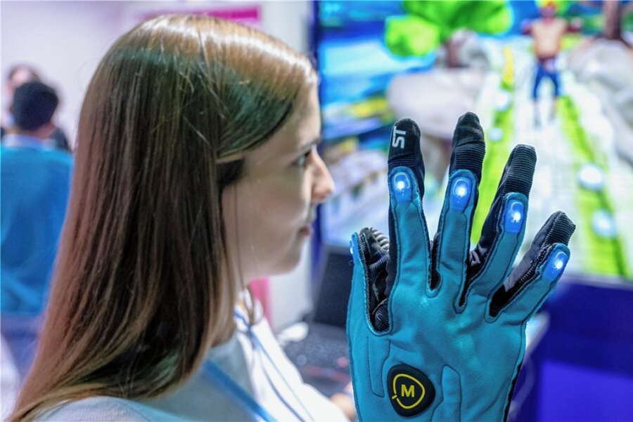 Robotik soll den Fachkräftemangel lindern - Der spezielle Handschuh des Dresdner Startups Mimetik kann beispielsweise zur Steuerung verschiedener Tätigkeiten in der Industrie zum Einsatz kommen. 