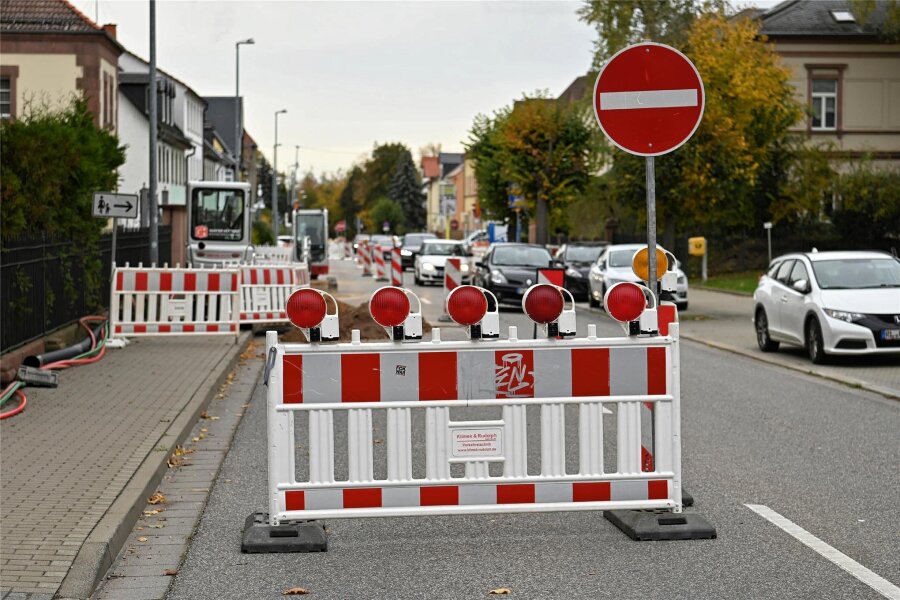Rochlitz: B 107 und B 175 bleiben Baustellen - Die Arbeiten für den Ausbau des Breitbands an der Leipziger Straße in Rochlitz dauern länger.