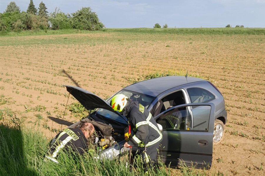 Rochlitz: Ein Verletzter nach Verkehrsunfall auf der B 175 - Rettungskräfte mussten den verletzten Fahrer des Opels an der B 175 befreien.