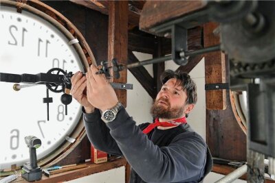 Rochlitz: Endlich zeigt die Rathausuhr wieder die Zeit an - Mitarbeiter der Bernhard Zachariä GmbH aus Leipzig - im Bild Tom Träger - reparierten die Rathausuhr. 