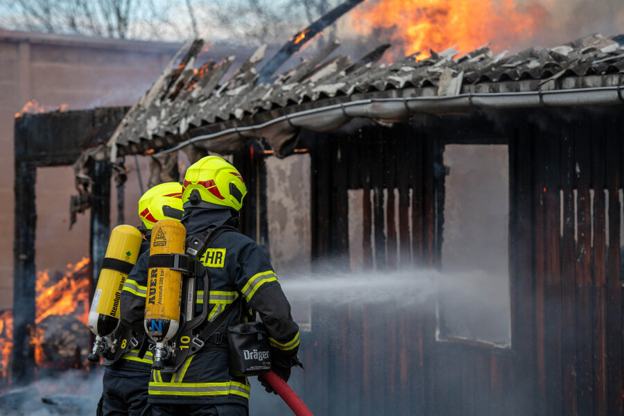 Rochlitz: Feuerwehr löscht Schuppenbrand - 