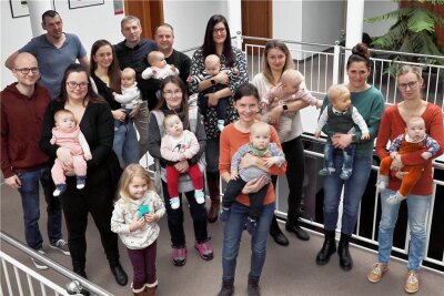 Rochlitz: Geschenke und gute Wünsche für Babys - Stellten sich für ein Gruppenfoto auf: Mütter und Väter aus Rochlitz, die sich im Vorjahr über Nachwuchs freuen konnten.
