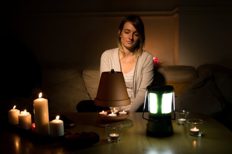 Rochlitz im Dunkeln: Was dann? - Will man während eines Stromausfalls nicht im Dunkeln sitzen, sollte man daheim immer einen Grundvorrat an Kerzen und Teelichtern haben. 