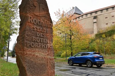 Rochlitz könnte mit dem Porphyr einen einzigartigen Titel erhalten - Ein Porphyrstein mit der Aufschrift „Rochlitz Stadt des roten Porphyrs“ gibt es bereits an der B175 unterhalb des Schlosses.
