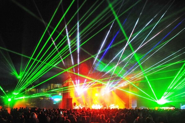 
              <p class="artikelinhalt">Die Musik der Rockband City wurde erstmals auf der Muldeninsel mit einer Multimedia-Show aus Licht- und Laser-Projektionen und einem Feuerwerk in Szene gesetzt. </p>
            