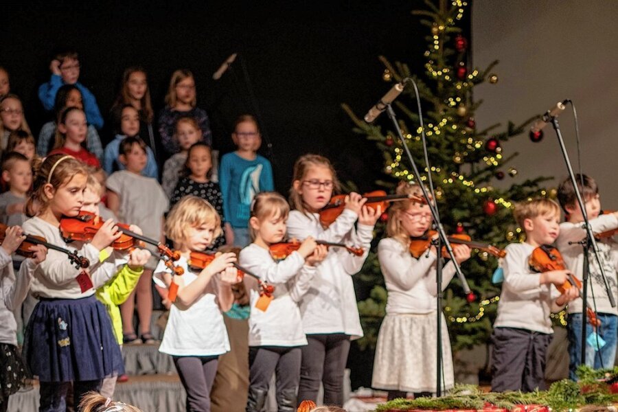 Rochlitz organisiert Feier für Senioren - Mit ihrem Auftritt sorgten diese Grundschüler bei der Seniorenweihnachtsfeier 2019 in Rochlitz für Stimmung. 