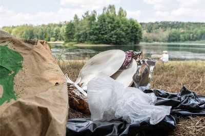 Rochlitz räumt auf: Frühjahrsputz für eine saubere Stadt - Immer wieder ein Problem: Achtlos weggeworfener Müll am Biesener See. Am Wochenende wird in Rochlitz aufgeräumt.