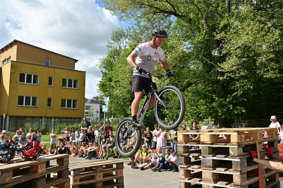 Rochlitz: Regenbogen-Grundschüler versuchen sich im Fahrrad-Trial - Robin Lehnert zeigte bei der Show sein Können.