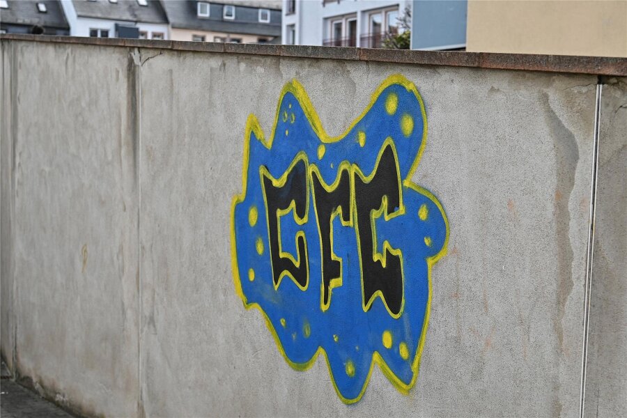 Rochlitz: Sprayer sorgen für immer mehr Schäden in der Stadt - Sachbeschädigung in der Rochlitzer Gärtnerstraße: an der Einfahrt einer Tiefgarage und an einer Mauer auf dem Parkdeck über der Tiefgarage wurden Graffiti gespüht.