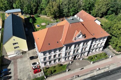 Rochlitz: Stadträte zurren Haushalt fest - Die Grundschule in Rochlitz platzt aus allen Nähten. Das frühere Arbeitsamt (gelbes Gebäude) soll daher für Schulzwecke ausgebaut werden.