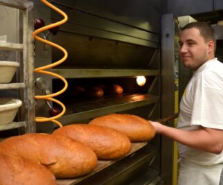 Rochlitz: Steigende Kosten setzen Bäckern zu - Der Bäckergeselle Robert Drauschke am Backofen in der Rochlitzer Bäckerei Stölzel.
