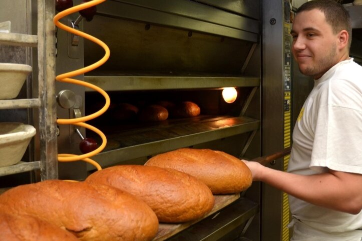Rochlitz: Steigende Kosten setzen Bäckern zu - Der Bäckergeselle Robert Drauschke am Backofen in der Rochlitzer Bäckerei Stölzel.