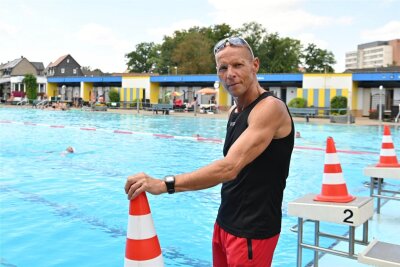 Rochlitz sucht schon wieder einen Bademeister - Tom Hennig arbeitet seit diesem Jahr im Rochlitzer Stadtbad.