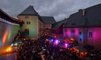 Rochlitz: Tausende bei Premiere der Schlossweihnacht - Tausende bevölkerten den Schlosshof.