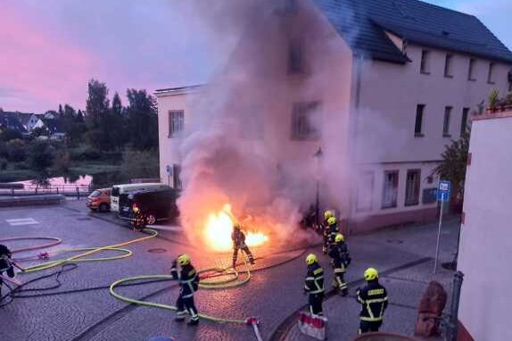 Am Mühlplatz in Rochlitz ist am Samstagmorgen vor einer E-Lade-Säule ein Auto ausgebrannt - allerdings kein Elektrofahrzeug.