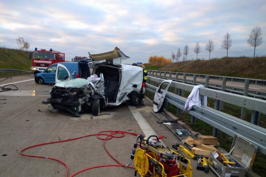 Rochlitz: Vier Verletzte bei Unfall auf A72 - Vier Verletzte und hoher Sachschaden sind die Bilanz eines Unfalls am Mittwochmorgen auf der A72 bei Rochlitz.