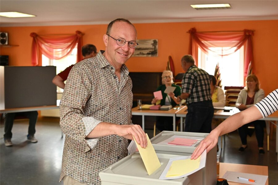 Rochlitz: Vizeregierungschef der Grünen gibt Stimme ab - Wolfram Günther an der Wahlurne.