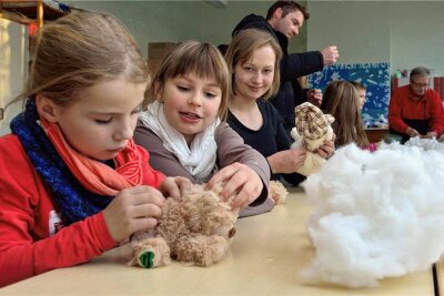 Rochlitz: Welche Grundschule und welcher Hort ist die Richtige? - Zum Tag der offenen Tür der Grundschule in Rochlitz können Kinder einen Teddybären selbst füllen und zusammennähen. Hier ein Foto aus dem Jahr 2016. 