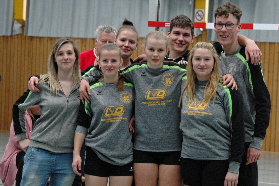 Rochlitzer Faustballteam mit guter Laune an der Leine - Das U-18-Team der Rochlitzer mit Trainerin Jessica Berger (l.) wurde beim Sächsischen Schulcup am Sonntag Vierter.