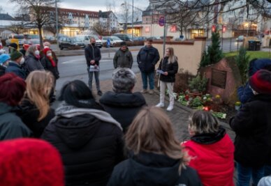 Rochlitzer gedenken der Opfer - Etwa 60 Teilnehmer haben am Donnerstag am Gedenkstein an der Rochlitzer Seminarstraße der Opfer des Holocaust gedacht.