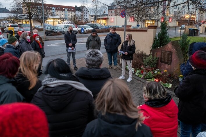 Rochlitzer gedenken der Opfer - Etwa 60 Teilnehmer haben am Donnerstag am Gedenkstein an der Rochlitzer Seminarstraße der Opfer des Holocaust gedacht.