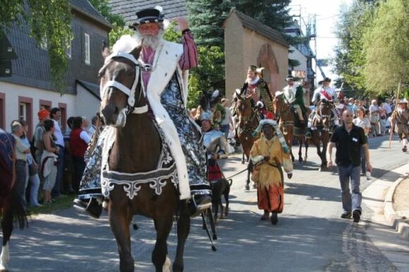 Höhepunkt des Wochenendes ist der Fürstenzug am Sonntag. Dann ziehen 93 Darsteller, 44 Pferde und zwei Hunde durch die Stadt und schließlich bis nach Seelitz, wo der Tross 15 Uhr ankommen soll.